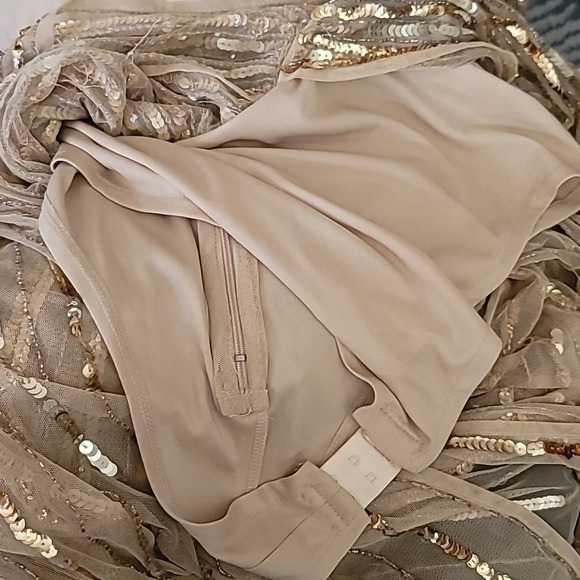 Mac Duggal,‎ Sequined Wrapover  Sleeveless Gown, Nude Gold, Size 8, NWT - Picture 13 of 13